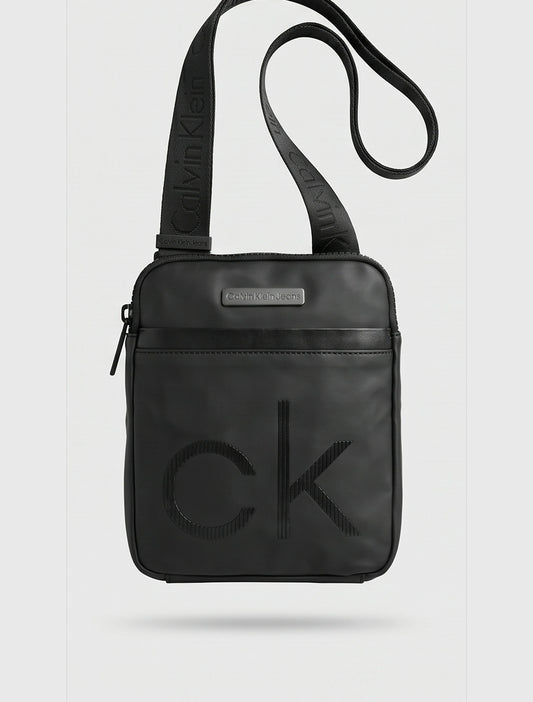 Sacoche Calvin Klein Jeans Homme Bandoulière Noire Élégante en Cuir